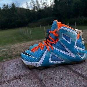 LEBRON 12 ELITE (SIZE 7)!!!!